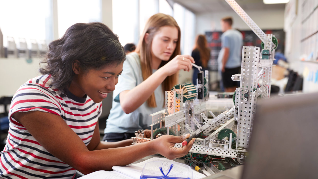 Students building a machine in an engineering class.