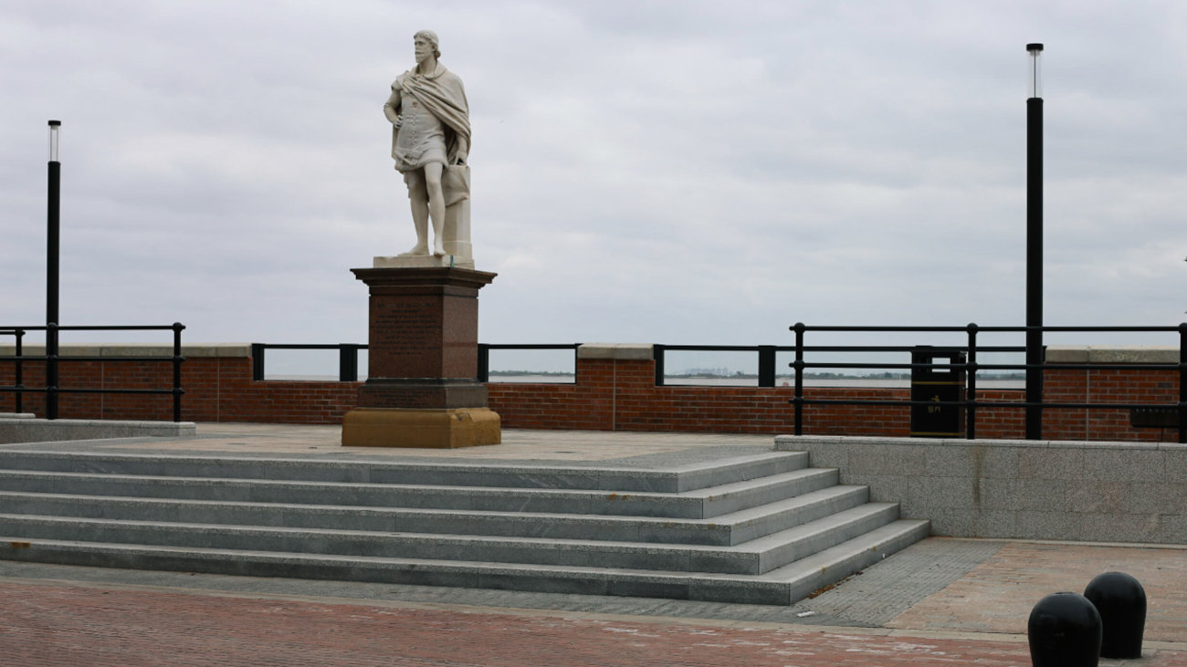 Hull pier on a cloudy day.