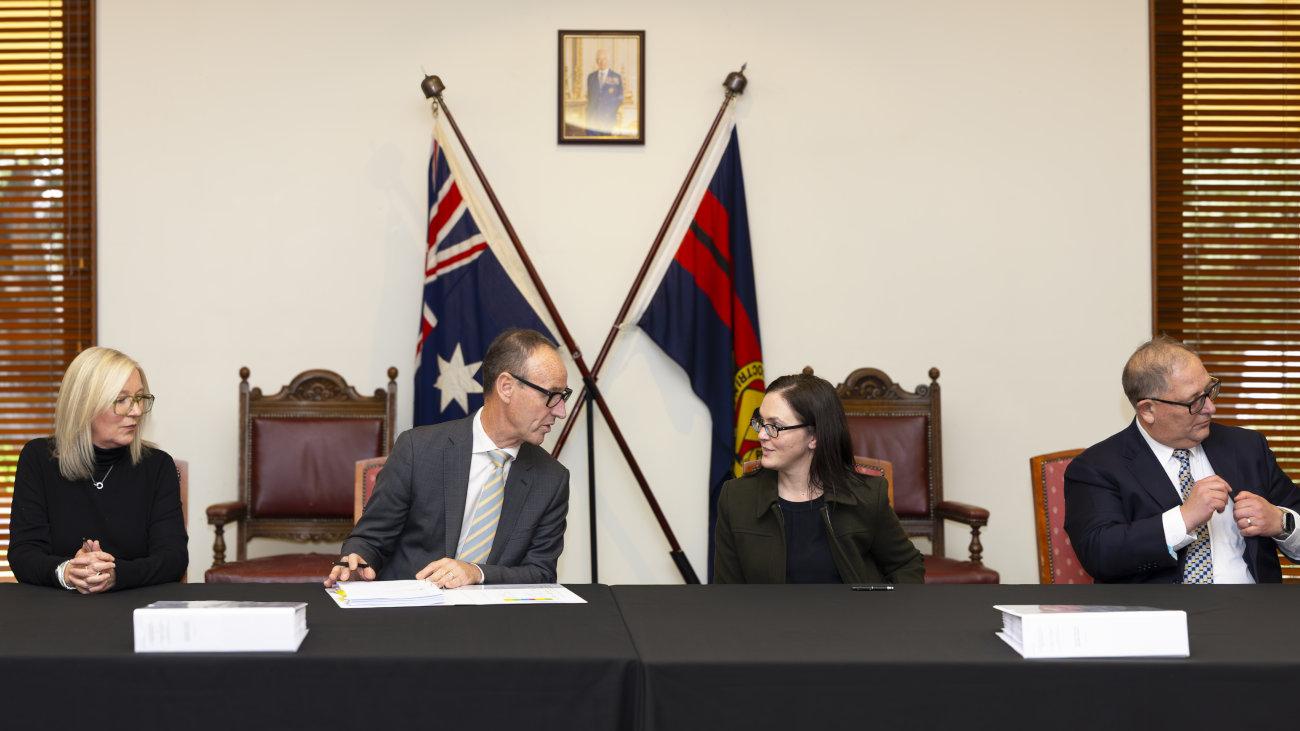 Mott MacDonald and Australian Department of Defence representatives signing a contract.