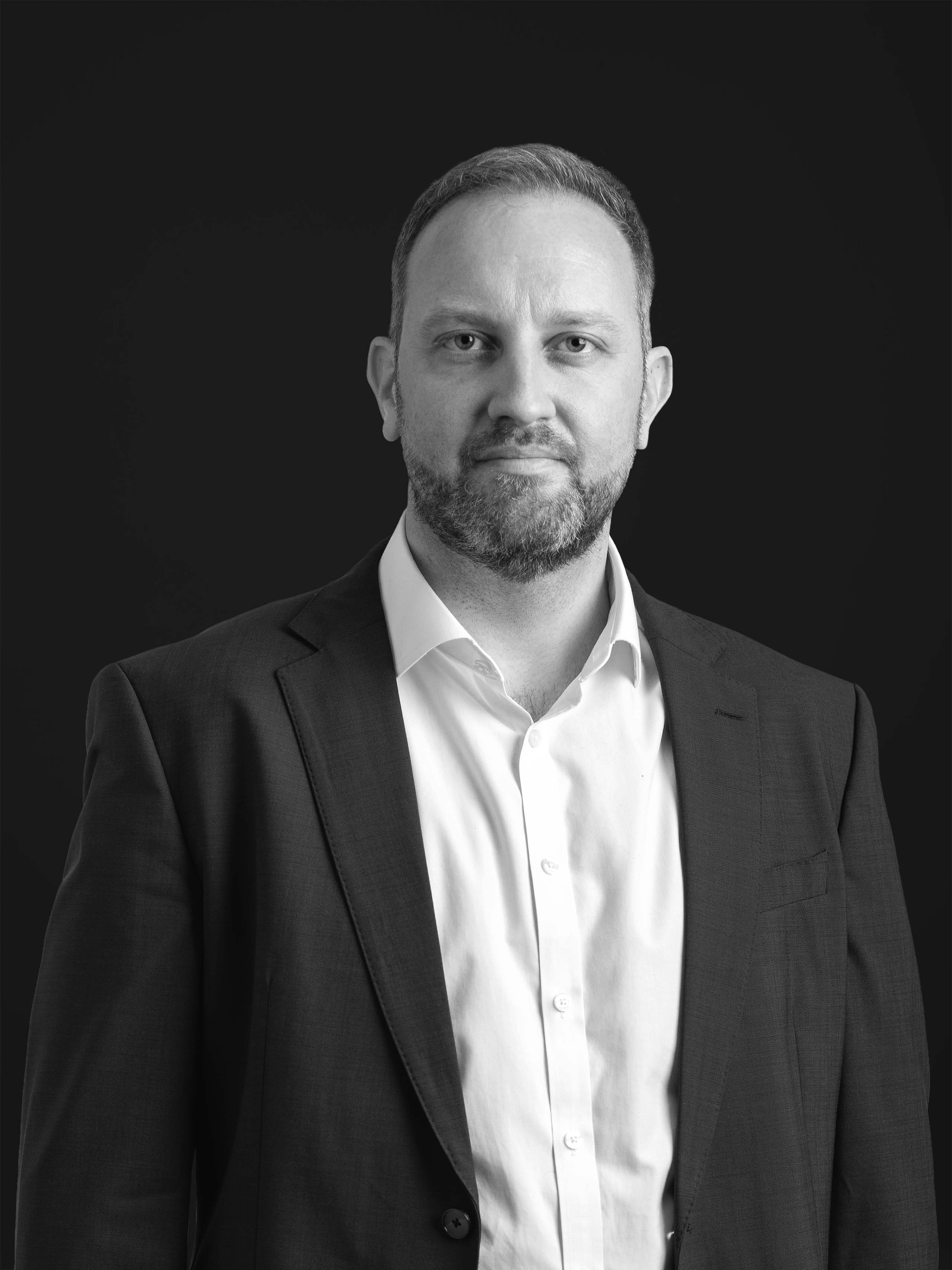 Paul_Hilton_32911_bw.jpg
